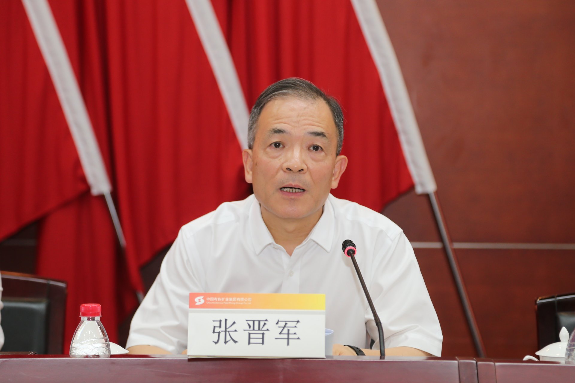 加强宏观管理和综合协调